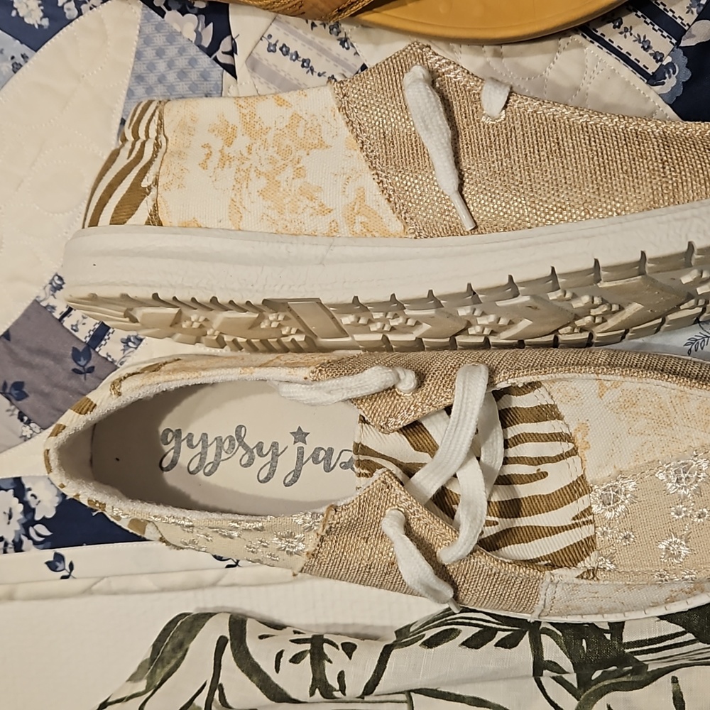 Like new Ladies 9 1/2 slip on shoes